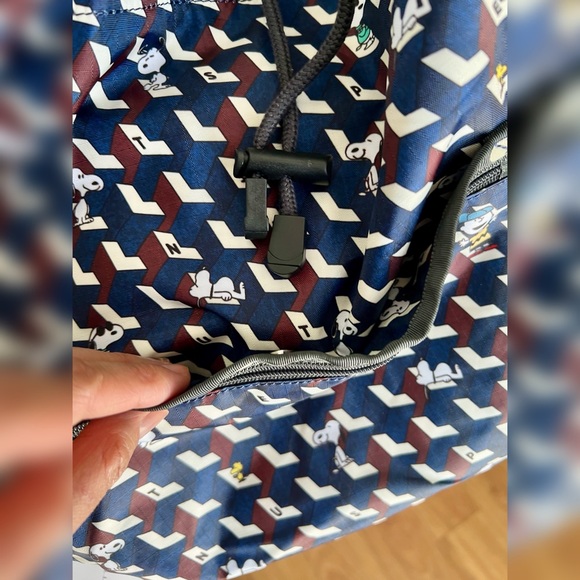 LeSportsac Snoopy Peanuts Gang Large Crossbody Bucket Bag - Picture 15 of 15